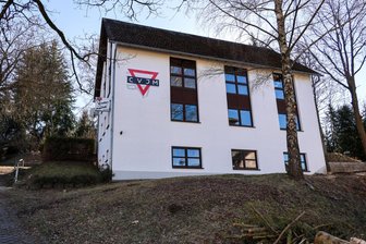 Abriss droht: Warum ein Vereinshaus im Erzgebirge nur noch Sorgen macht - Das ehemalige CVJM-Haus in Albernau wurde in einen Hang hinein gebaut.