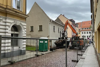 Abriss in der Freiberger Altstadt: Rinnengasse ist gesperrt - An der Rinnengasse in Freiberg laufen Abrissarbeiten.