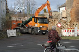 Abriss in Geringswalde: Mathilden-Schlösschen verschwindet für immer - Schaulustige bleiben immer wieder fasziniert und in sicherem Abstand am Schuttberg stehen, der im Idealfall in drei Wochen verschwunden sein soll.