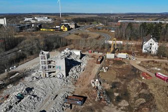 Abriss in Zwickau: Plattenbauten machen Platz für neues Industriegebiet - Die Reste der Plattenbauten an der Äußeren Dresdner Straße zwischen Zwickau und Mülsen. Die Flächen an B 173 und Freitagsstraße liegen seit fast 30 Jahren brach.