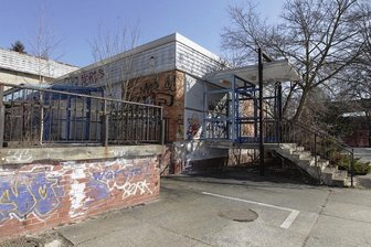 Abriss liegt auf Eis: Rathaus hofft auf Ideen für Ex-Hallenbad - Wie geht es mit der früheren Schwimmhalle weiter?