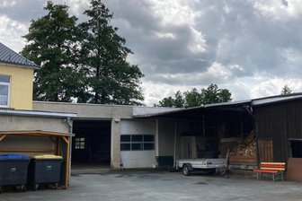 Abriss oder Sanierung: Tirpersdorf droht bei Bauhof Kostenexplosion - Wie geht es mit dem Gemeindebauhof in Tirpersdorf weiter? Der Gemeinderat hat eine Analyse für die Varianten Sanierung und Ausbau sowie Komplettabriss und Neubau in Auftrag vergeben.