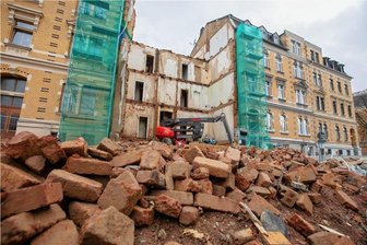 Abriss reißt in die Plauener Rückertstraße eine Lücke - Vom Haus an der Rückertstraße 6 in Plauen stehen nur noch wenige Mauern. Der Abriss läuft.