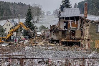 Abriss: Schandfleck verschwindet aus Herolder Ortsbild - Das Umgestalten des Areals "Huber-Bauer" im Ortsteil Herold ist Thums drittgrößtes Investitionsvorhaben für dieses Jahr. Erster sichtbarer Schritt: der Abriss des maroden und schon lange leer stehenden Gebäudekomplexes direkt an der Ortsdurchfahrt.