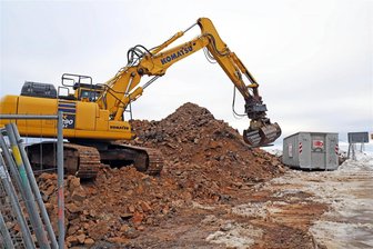 Abriss von altem Gasthof in Mittelsaida fast vollendet: Wann kommt der Ausbau der B 101? - Vom alten Gasthof in Mittelsaida sind nur noch Schuttberge übrig geblieben.