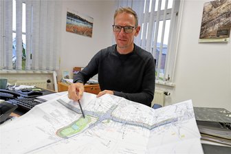 Abriss von altem Gasthof in Mittelsaida: „Goldene Sonne“ macht Platz für Ausbau der Bundesstraße 101 - Großhartmannsdorfs Bürgermeister Dirk Müller erklärt die Planungen im Ortsteil Mittelsaida.