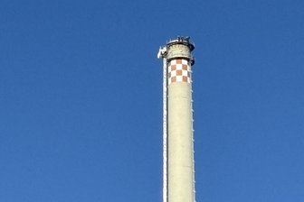 Abriss von Esse in Altchemnitz beginnt - Auf der Spitze der Esse in Altchemnitz wurde in den vergangenen Tagen die Abriss-Technik aufgebaut.