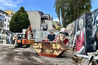 Abrissbagger an Zwickaus bekanntester Graffiti-Wand: Wird das XXL-Kunstwerk zerstört? - Ein Gebäude, das Bestandteil der Wand mit dem XXL-Graffiti ist, wird abgerissen. Der Grund dafür ist der Bau des Parkplatzes an der Peter-Breuer-Straße.
