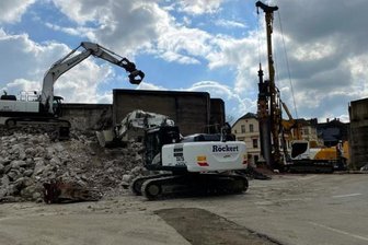 Abrissbagger frisst sich durch Mittelpfeiler - Hier wird das alte Viadukt in Schwarzenberg abgerissen.