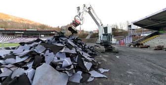 Abrissbagger frisst sich durchs Erzgebirgsstadion -