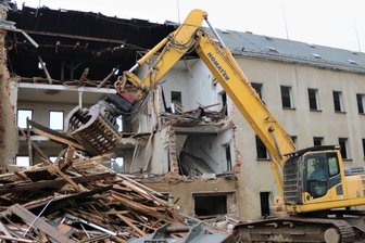 Abrissbagger in Eppendorf im Einsatz - Das seit Jahrzehnten leerstehende ehemalige Verwaltungsgebäude des früheren VEB Planet Wäschefabrik Eppendorf wird jetzt abgerissen. 