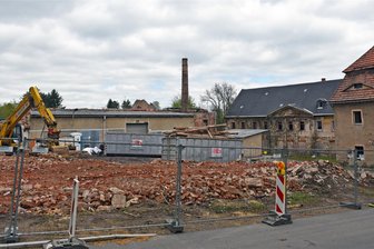 Abrissbagger knabbern am Jägerhof in Augustusburg - In Augustusburg wird ein Teil des denkmalgeschützten historischen Jägerhofs abgerissen.