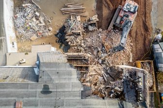 Abrissbagger machen in Ellefeld Platz für neue Ortsmitte - 