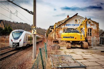 Abrissbagger steht schon bereit: Problem-Ruine in Falkenau verschwindet - Der Abrissbagger steht schon bereit: Diese Woche soll der Abbruch des früheren "Profi-Center" in Falkenau beginnen und voraussichtlich bis Mitte April dauern. 