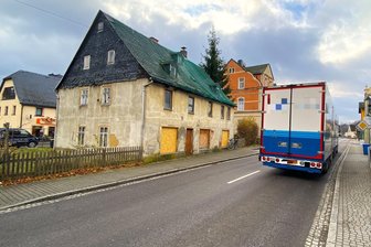 Abrissbirne soll Schandfleck in Stadt im Erzgebirge beseitigen – für Parkplätze - Der Schandfleck an der Hauptstraße in Thalheim soll abgerissen werden – hier entstehen Parkplätze.