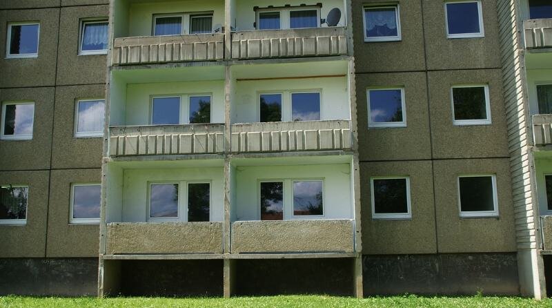 Abrissbirne und Balkone kontra Leerstand - 
              <p class="artikelinhalt">Im Block der Wohnungsgenossenschaft an der Ernst-Schneller-Straße in Flöha stehen einige Wohnungen leer.</p>
            