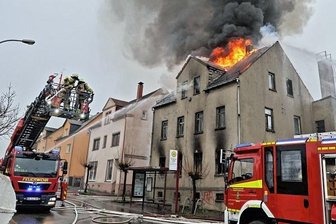 Abrissgebäude brennt in Rußdorf - Die Feuerwehr konnte den Brand nur von außen löschen.