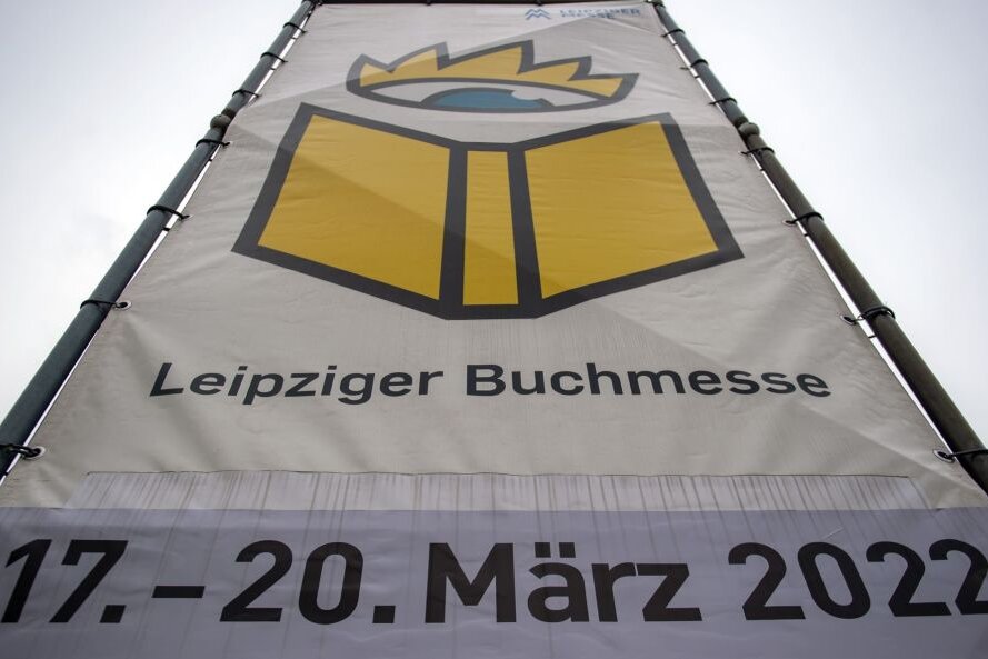 Blick auf das Logo der Leipziger Buchmesse für 2022 ist an der Neuen Messe.