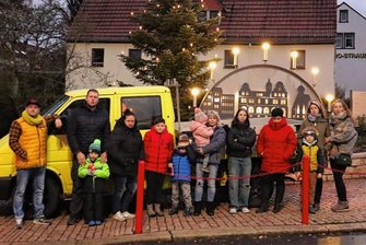 Absage des Weihnachtsmobils im Erzgebirge: Kinder und Eltern empört über Landratsamt - Stellvertretend für viele Bürger haben sich am Mittwoch diese Eltern und Kinder am ungeschmückten Weihnachtsmobil getroffen - alle sind sauer auf das Landratsamt. 