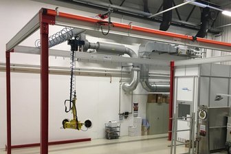 Absatz boomt: Vogtländer bauen Leichtlaufkräne im Ikea-Prinzip - Genial einfach: Vier Stahlträger, an deren Köpfen Aluprofile montiert sind, in denen der an Rollen befestigte Kettenzug läuft - fertig ist das Kransystem. Mit dieser in verschiedenen Größen montierbaren Neuentwicklung scheint IWS Heinsdorfergrund in eine Marktlücke gestoßen zu sein. 