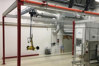 Absatz boomt: Vogtländer bauen Leichtlaufkräne im Ikea-Prinzip - Genial einfach: Vier Stahlträger, an deren Köpfen Aluprofile montiert sind, in denen der an Rollen befestigte Kettenzug läuft - fertig ist das Kransystem. Mit dieser in verschiedenen Größen montierbaren Neuentwicklung scheint IWS Heinsdorfergrund in eine Marktlücke gestoßen zu sein. 