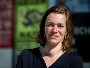 Abschiebehaft: CDU wählt Linke erneut nicht in Beirat - Juliane Nagel vor ihrem Abgeordnetenbüro.