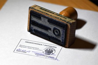 Abschiebung der schwerkranken Dhespina (16) aus Mittweida: Landesdirektion lagen keine Hinderungsgründe vor - Die Abschiebung einer albanischen Familie aus Mittweida Mitte September wird vom Anwalt der Familie und dem sächsischen Flüchtlingsrat in Frage gestellt. (Symbolbild)