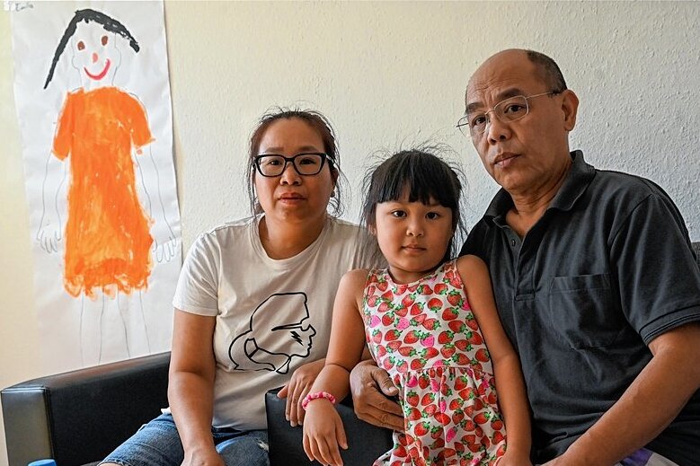 Abschiebung nach 35 Jahren: Innenminister äußert sich zum Fall des Chemnitzer Vietnamesen - Ngyuen Thi Quynh Hoa, Tochter Emilia und Pham Phi Son (von links) in ihrer Wohnung. Zu ihrem Fall hat nun der sächsische Innenminister Stellung bezogen. 