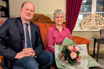 Abschied am Fichtelberg: Mit ihr ging’s für Oberwiesenthal raus aus den Schulden - Zum Abschied gab es für die langjährige Kämmerin Martina Görlach Blumen und einen Gutschein von Oberwiesenthals Bürgermeister Jens Benedict.