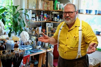 Abschied auf Zeit: Niederwiesaer Künstler Lichtblau macht eine Pause - Der Künstler Lichtblau in seinem Atelier in Niederwiesa. Zu Pfingsten empfing er hier zahlreiche Gäste. 