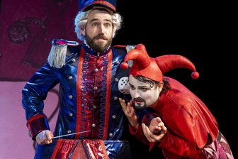 Abschied aus dem Erzgebirge: Warum die Mundharmonika bald keinen Blues mehr spielt - Jakob Hoffmann (r.) ist am Freitagabend letztmalig als „Barbier von Sevilla“ im Annaberger Theater zu erleben – neben Andrew Liefländer als Basilio.