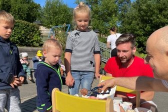 Abschied aus der Kita mit cooler Idee versüßt - Stolz nahm Lotta ihre kleinen Freunde an die Hand und brachte sie zum improvisierten Eisstand von Giuseppe: Ludwig und Jan (v. l.) wählten beide Schoko. Erzieher Eric Schulze bekam natürlich eine Kugel. 