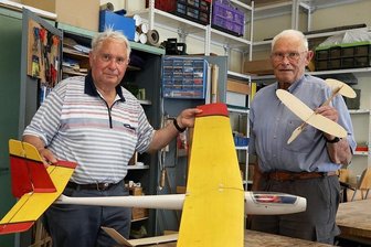 Abschied: Die Glauchauer Flugmodellbau-Ära geht zu Ende - Manfred Barg (links) und Kurt Hammer hören aus Altersgründen mit dem Flugmodellbau im Glauchauer Freizeitparadies auf.