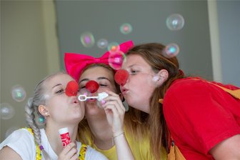 Abschied: Die Klinik-Clowns Riko, Emo und Mayo muntern zum letzten Mal Kinder im Plauener Krankenhaus auf - Wenn das Kinderleben im Krankenhaus nicht gerade seifenblasenbunt ist, dann sorgen Emelie Weiß, Maya Zeh und Rika Grimm (von links) als Klinikclowns für gute Laune.