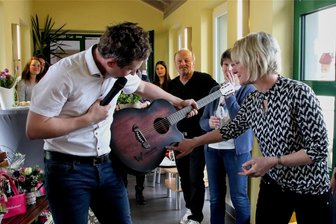 Abschied mit Tränen im Augenwinkel - Zum Abschied schenkte Ortsvorsteher Ron Bauer (vorn links) der Chefin des Kindergartens Pusteblume, Katrin Graupner (vorn rechts), eine Gitarre.