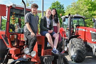 Abschied mit Traktorengeräusch: Letzte Landwirt-Azubis verlassen Rochlitz - Sie gehören zu den letzten Azubis zum Landwirt am Berufsschulzentrum in Rochlitz: Sören Börnig aus Wüstenbrand, Michelle Kluge aus Frohburg, die mit dem Belarus 550 gekommen war, und Mileen Dähnel aus Methau. 