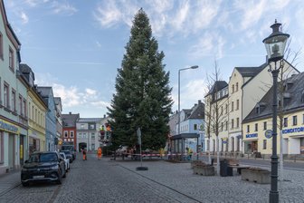 Abschied mit Wehmut: Ehrenfriedersdorfer Weihnachtsbaum verschwindet vom Markt - Am Dienstagmorgen stand der Ehrenfriedersdorfer Weihnachtsbaum noch in ganzer Schönheit.
