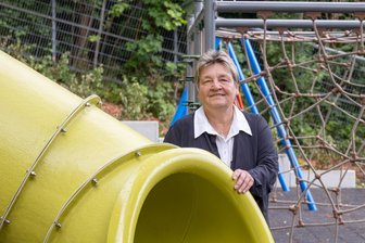 Abschied nach über 40 Jahren: Die letzten Tage als Schulleiterin in Falkenstein – „Das ist mein Lebenswerk“ - Schulleiterin Irina Dressel geht in den Ruhestand. Ihr Lebenswerk ist der neue Name der Grundschule in Falkenstein und der nagelneue Schulhof mit Spielgeräten.