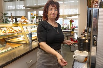Abschied und Neuanfang im Erzgebirge: Gastronomin tauscht Kantine gegen Bistro - Kerstin Börner betreibt seit Januar das Café und Bistro „Herzhaftsüß“ in Annaberg.