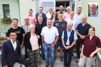 Abschied und Willkommen: Der neue Gemeinderat von Bobritzsch-Hilbersdorf hat sich konstituiert - Bürgermeister René Straßberger (vorn l.), vordere Reihe v. l.: André Melzer, Susan Klimmer, Wolfdietrich Homilius, Steffen Schmieder, Claudia Scharff; 2. Reihe v. l.: Jens Merkel, Raik Erler, Claudia Weinmann-Söding, Sandro Fleischer, Martin Schneider, David Bojack; 3. Reihe v. l.: Gerd Müller, Jens Uhlemann, Steffen Scholz, Maik Bai, Ingo Clausnitzer, Johann Haupt; separates Foto: Michael Trinkler.