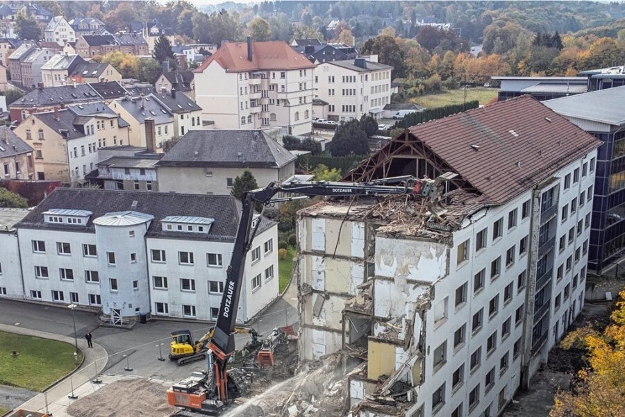 Abschied vom Internat in Rodewisch - Bis Mitte November soll das Wohnheim voll abgerissen sein. Von 1964 bis zur Wende war das Internat gut von Studenten bewohnt.