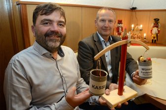 Abschied vom Kämmerer: Was der Mann mit dem unbequemsten Job im Rathaus den Treuenern hinterlässt - Alexander Spitzner (links) nimmt von Kämmerer Karl-Ernst Binner den Rotstift und eine symbolische Waage entgegen. Die Wünsche wiegen in Treuen schwerer als der Inhalt der Stadtkasse: Eine Situation, mit der Binner 28 Jahre lang zu hadern hatte, und die er nun seinem Nachfolger überlässt, zu lösen.