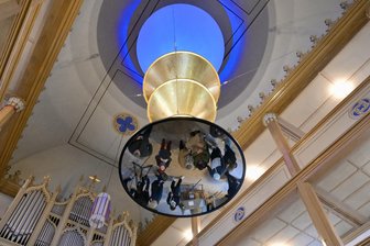 Abschied vom Liebling am Purple Path: „The Universe in a Pearl“ in Lößnitz wird zurückgegeben - Der Liebling am Purple Path: die Spiegelinstallation „The Universe in a Pearl“ in der Hospitalkirche in Lößnitz. Wermutstropfen: Das Objekt ist nur eine Leihgabe.