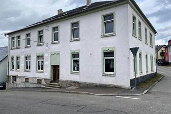 Abschied vom "Taubenberg": Gasthaus in Rützengrün wird abgerissen - Ältere Rützengrüner verbinden mit dem "Taubenberg" Erinnerungen an Tanzabende und sonntägliche Einkehr zum Mittagessen. Das ist schon lange Geschichte. Seit vielen Jahren ist der Gasthof ungenutzt. Jetzt wird die Brache abgerissen. 