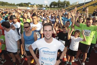 Abschied vom Vogtlandstadion: Firmenlauf zieht in Innenstadt - Sebastian Hendel, Läufer-Ass vom LAV Reichenbach, führte auch dieses Jahr wieder das Feld zum Firmenlauf an. Er und sein Vereinskamerad Julian Gering kamen als Erste gemeinsam ins Vogtlandstadion zurück. 