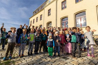 Abschied von den Kottengrüner Eimbergzwergen - Der Kindergarten in Kottengrün schließt, die Jungen und Mädchen wechseln nach Werda. Ehemalige und aktuelle Kinder winken zum Abschied.