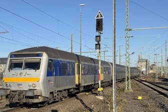 Abschied von den Reisezugwagen auf der Linie nach Leipzig naht - Ein Regionalexpress aus Leipzig fährt in den Chemnitzer Hauptbahnhof ein. Ab Sonntag verändert sich das seit neun Jahren gewohnte Bild der Züge auf dieser Linie komplett.