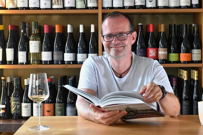 Abschied von der Perfektion: Die Suche nach den Zwischentönen in der Weinwelt - Janek Schumann. Der Weinexperte betreibt in Freiberg die Weinbar Herder Zehn. Nun hat er sein erstes Buch herausgebracht. 