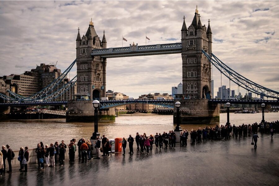 Abschied von der Queen: Eine Mammutaufgabe - 14 Stunden Wartezeit, um den Sarg der Queen zu sehen: Die lange Warteschlange auf dem Queen's Walk an der Tower Bridge.