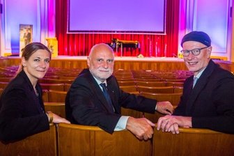 Abschied von einem erfolgreichen Netzwerker - Zur Verabschiedung von Rainer Sonntag (Mitte) waren am Montag auch Dr.Viola Vogel und Dietrich Bauer vom Vorstand der Diakonie Sachsen nach Aue gekommen.